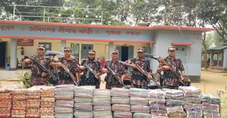 চট্টগ্রামের সীমান্তে বিজিবির অভিযানে ৬৩ লাখ টাকার ভারতীয় শাড়ি জব্দ